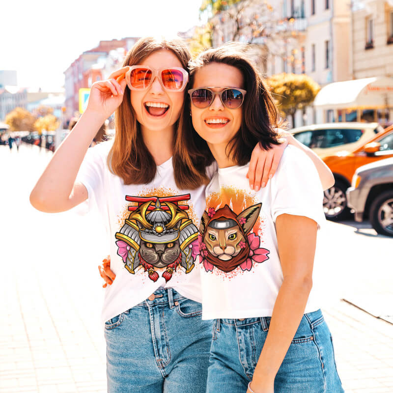 Geschwister tragen Katzen T-Shirt im Japan-Stil und laufen durch die Stadt